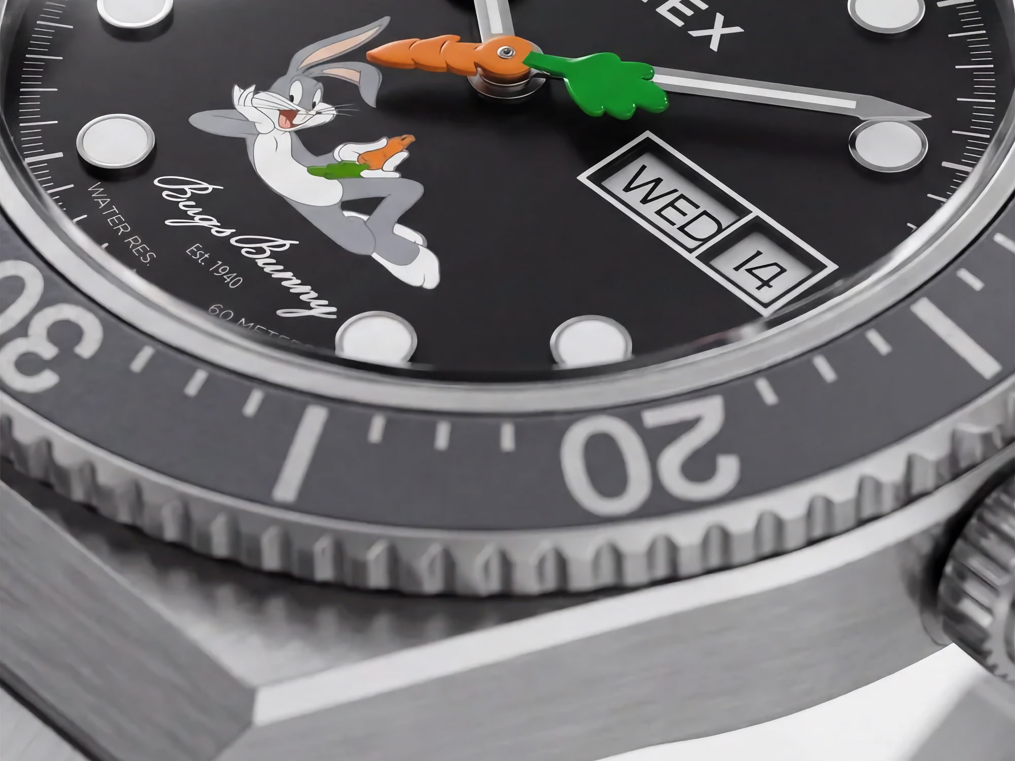 Nowy automatyczny zegarek Timex M79 Looney Tunes ma Królika Bugsa na tarczy i wskazówkę sekundową w kształcie marchewki.