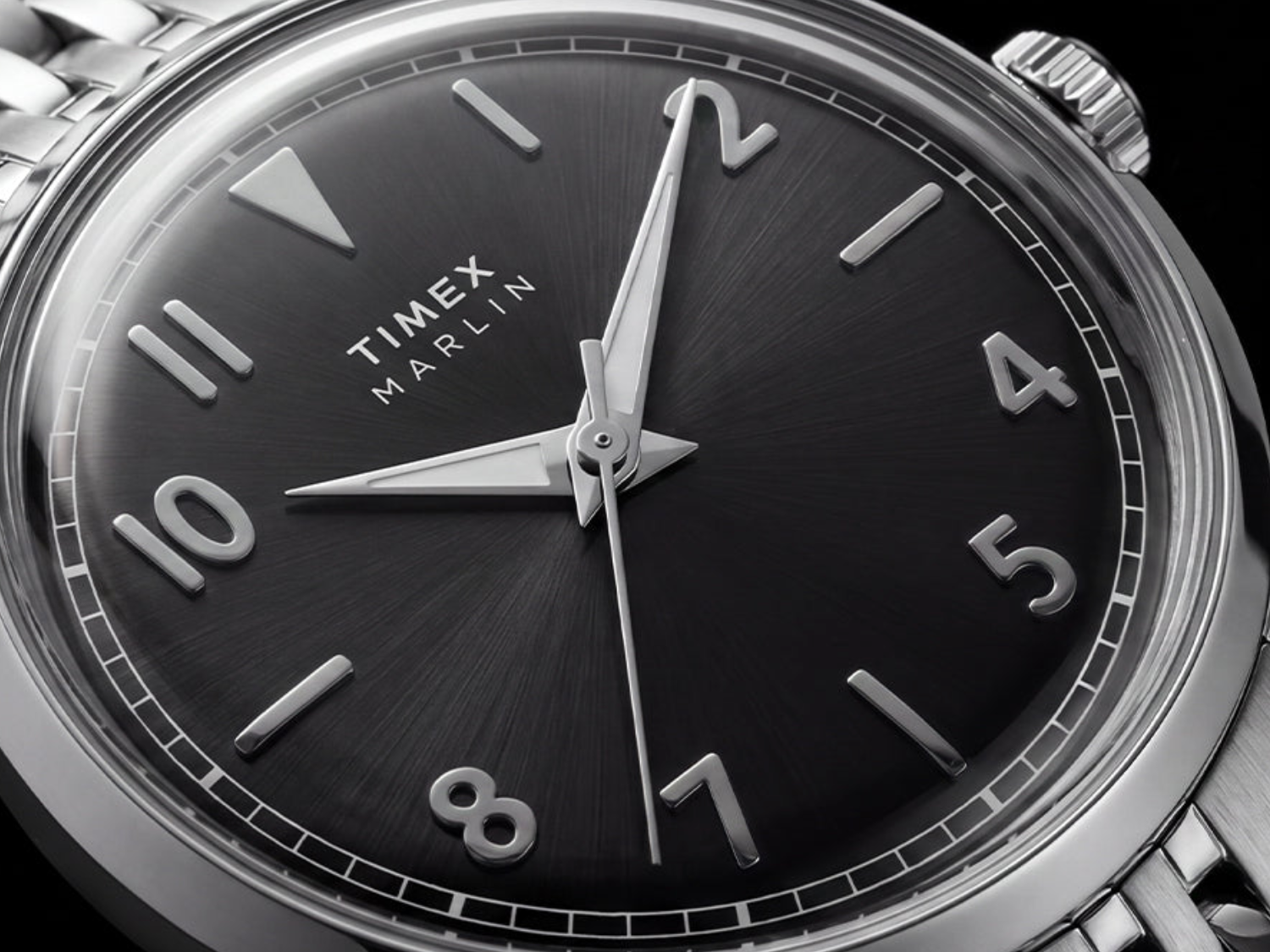 Timex Marlin: Nowy czarny zegarek o średnicy 34 mm jest wyprzedany w cenie 219 dolarów, natomiast w cenie 180 funtów jest dostępny w magazynie