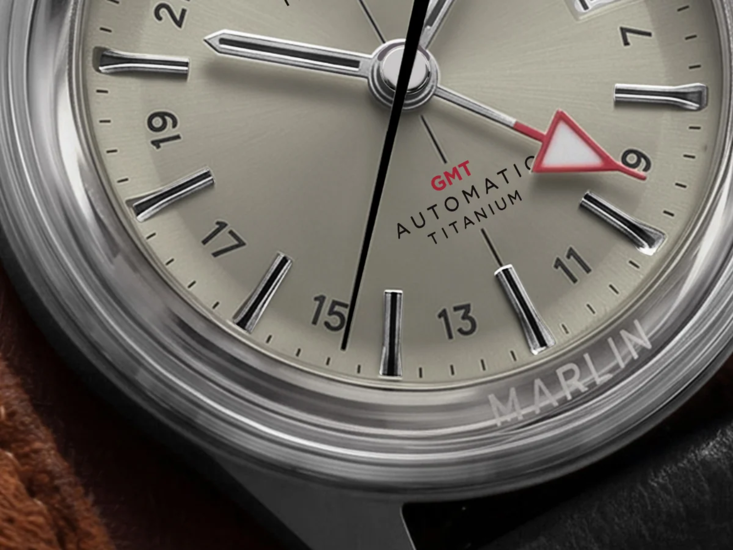 Model Marlin Jet firmy Timex – tytanowy zegarek sportowy z automatycznym mechanizmem GMT w stylu kosmicznym – wyposażony jest w wypukłe szkło Hesalite
