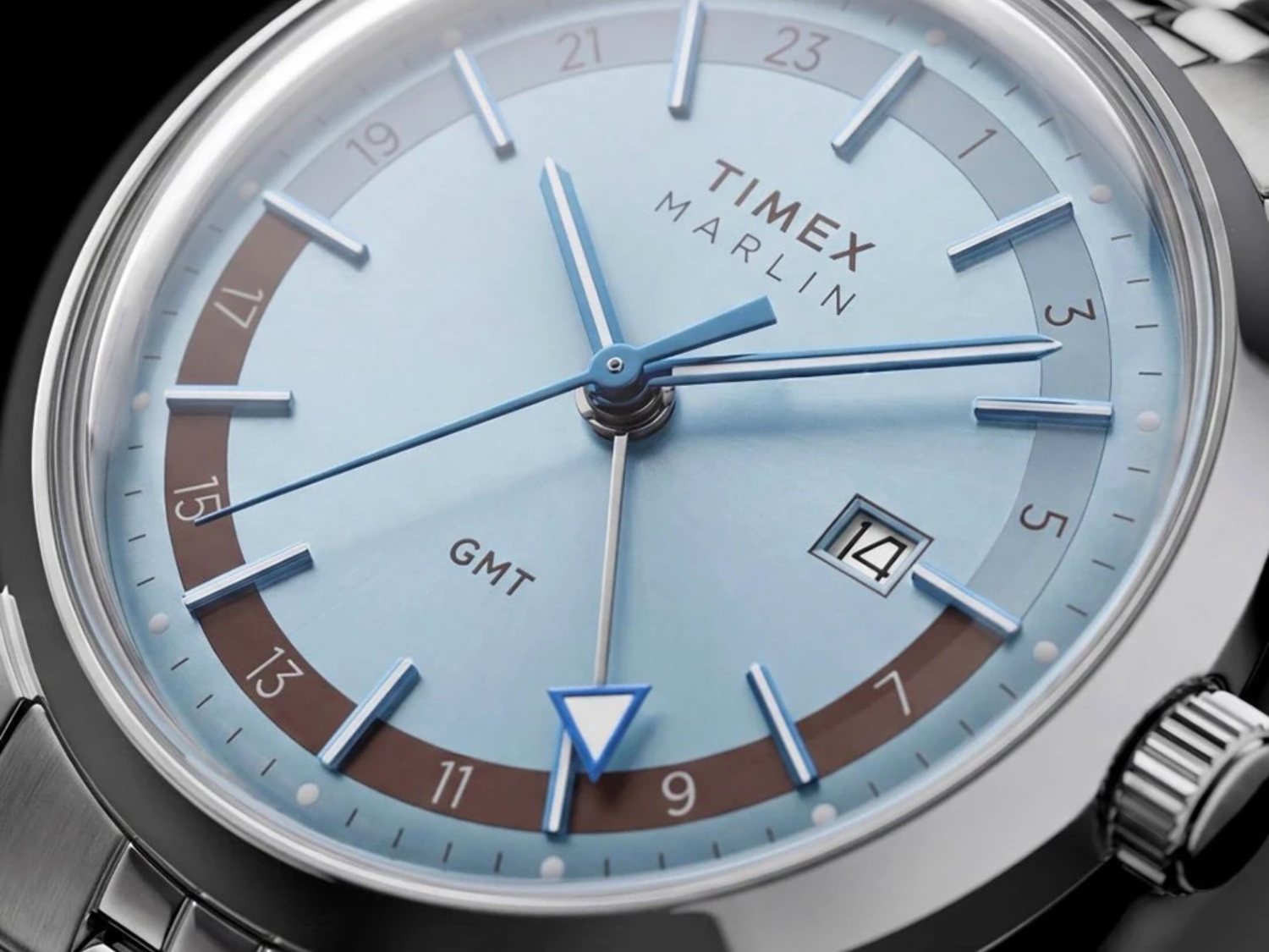 Nowy model Marlin firmy Timex w kolorze lodowoniebieskim to przystępny cenowo, w całości metalowy zegarek z funkcją GMT, wyróżniający się eleganckimi niebieskimi akcentami.