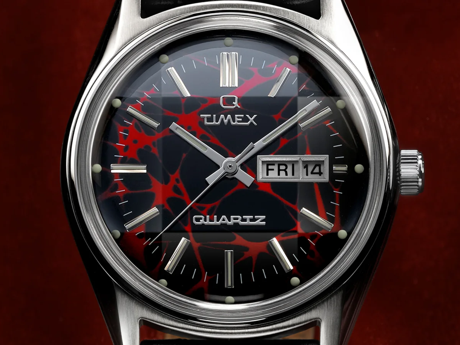 Ta reedycja modelu Timex Red Vega z 1978 r. z oszałamiającą czerwoną tarczą została ponownie wprowadzona do sprzedaży na rynkach poza Stanami Zjednoczonymi