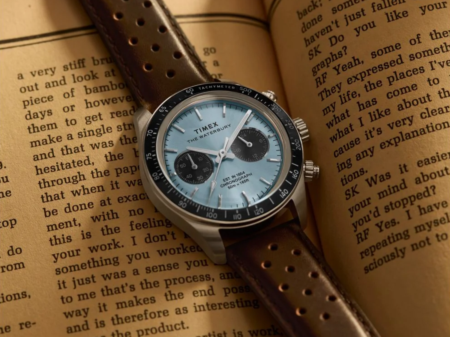 Lodowoniebieski chronograf Timex Waterbury Heritage z lunetą tachymetryczną trafia na kolejne rynki.