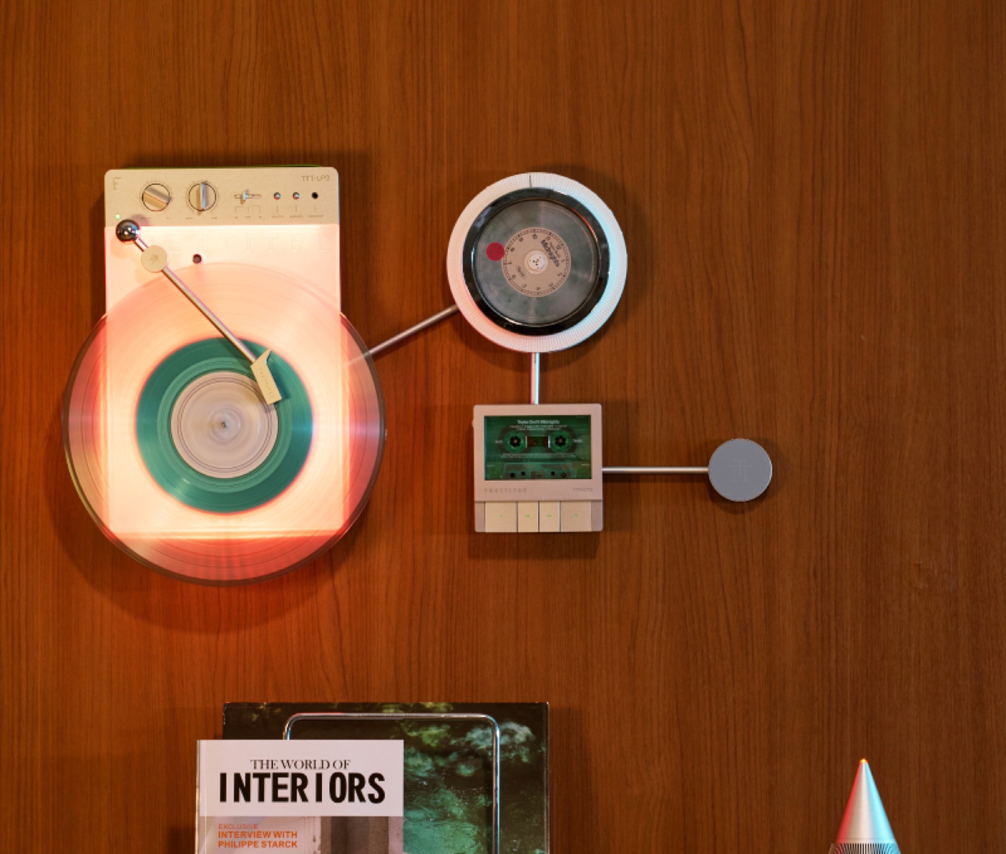 Trettitre wprowadza na rynek odtwarzacz płyt winylowych, CD i kaset magnetofonowych z baterią i uchwytem ściennym