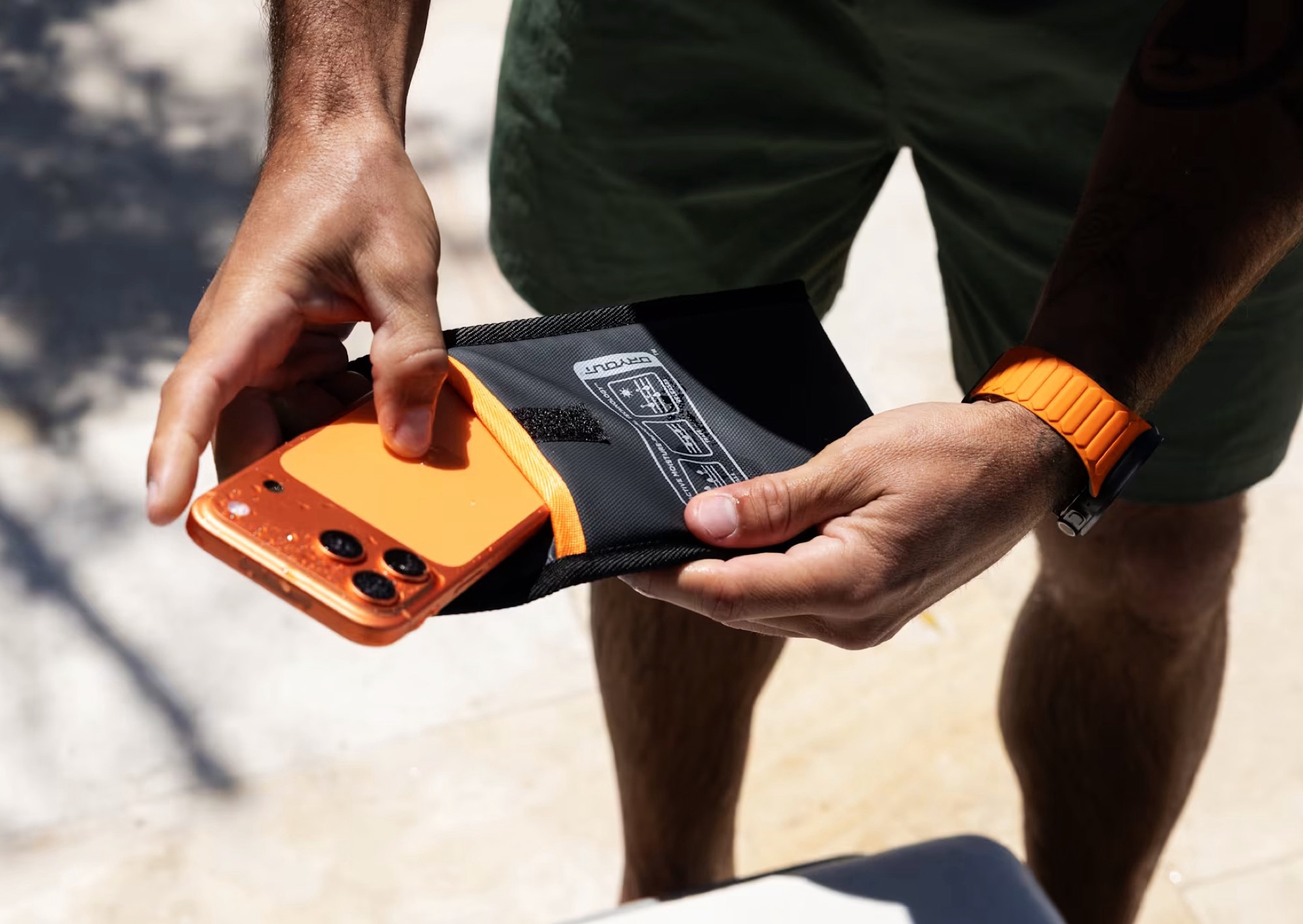 Etui Phone Rescue Pouch osusza zamoczone telefony i gadżety podobnie jak miska ryżu
