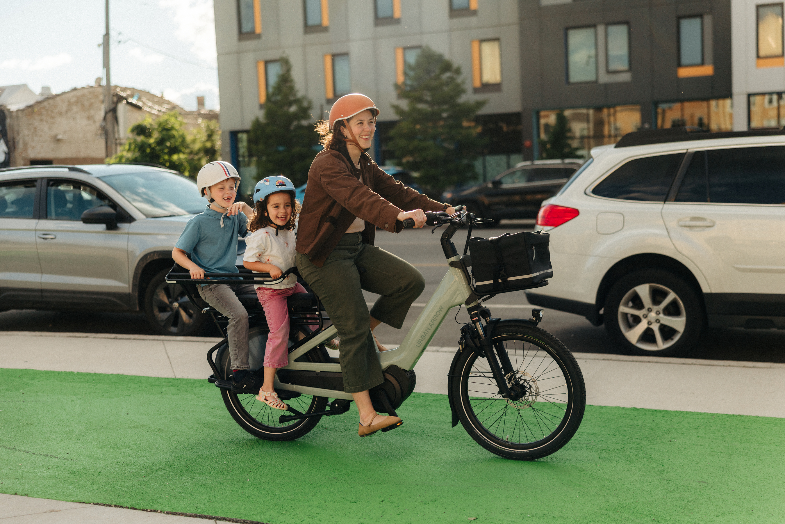 Firma Urban Arrow wprowadza na rynek swój pierwszy rower elektryczny typu longtail o imponującym zasięgu 100 km