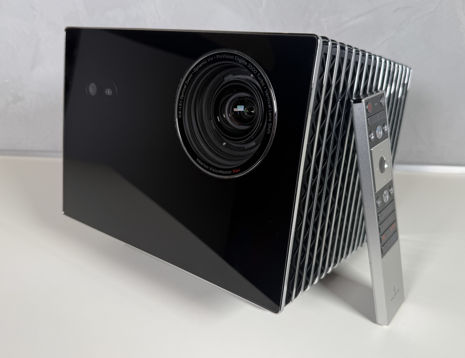 Ten znakomity projektor laserowy 4K pozwala zobaczyć czerń: Recenzja Valerion VisionMaster Max