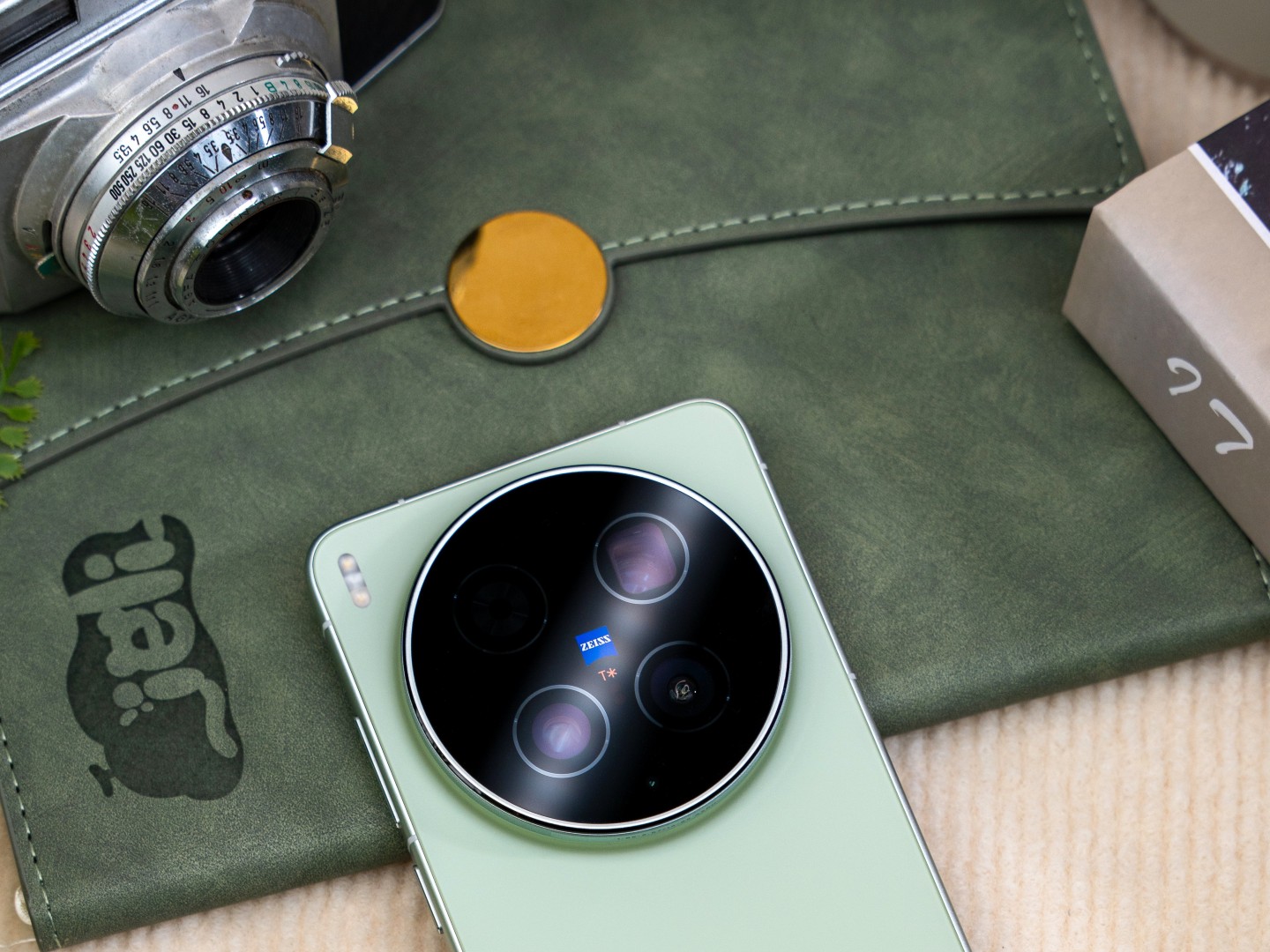 Vivo X500 Ultra: Informator ujawnia, co czeka nas w przypadku obiektywów Zeiss 35 mm i 85 mm