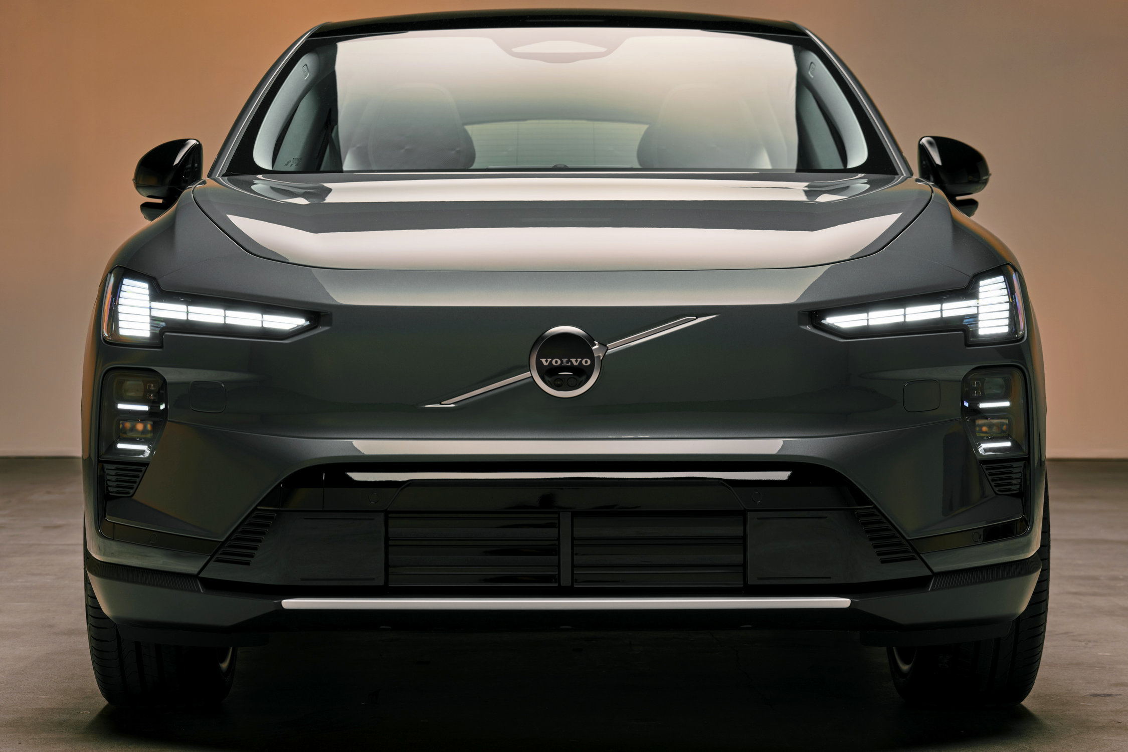 Volvo EX60 wjeżdża na drogi: nowy elektryczny SUV oferuje zasięg do 810 km i moc 680 hp