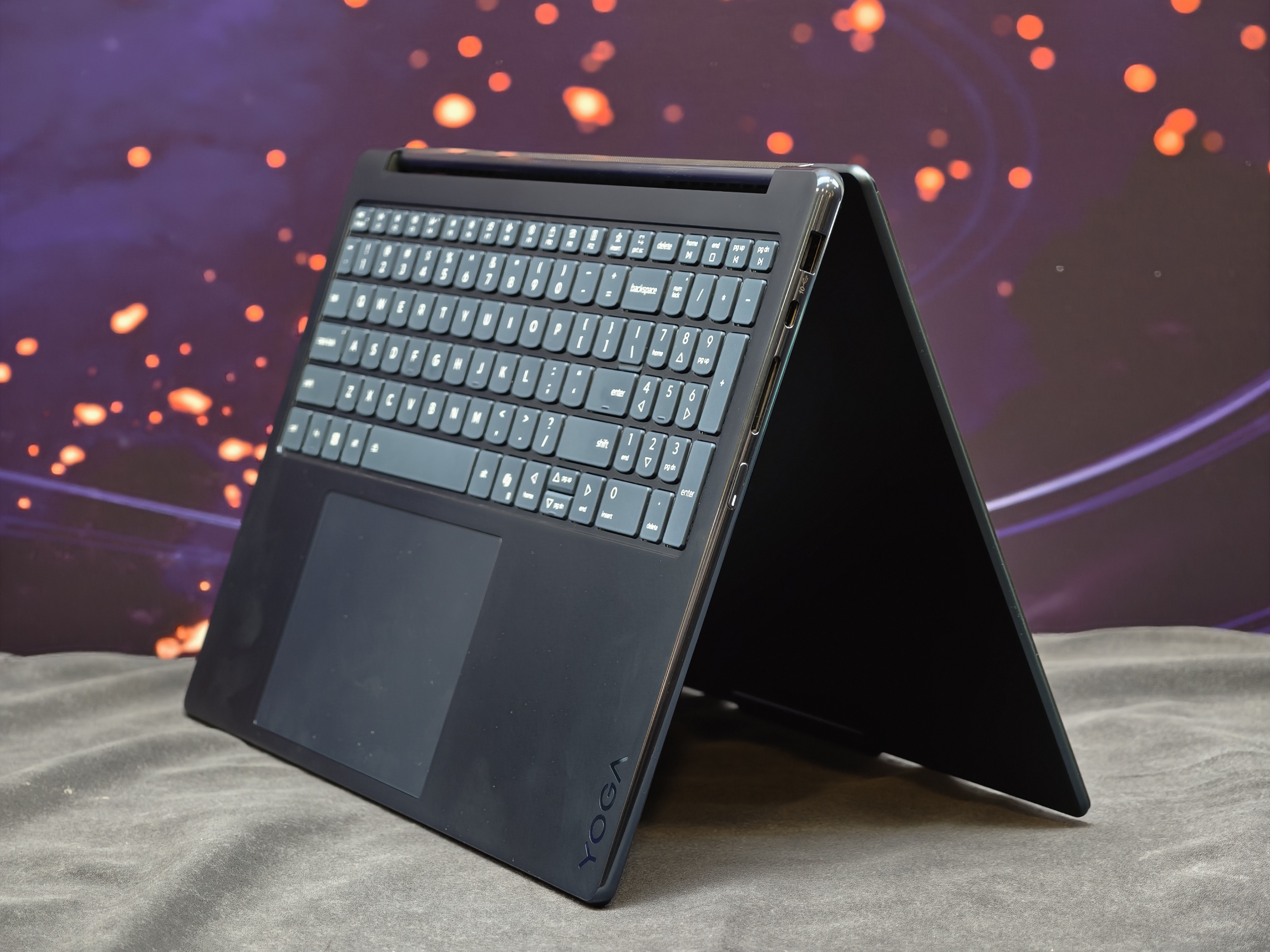 Lenovo Yoga 9n 2-w-1 wyposaża 16-calowy konwertowalny laptop z wyświetlaczem OLED w układ RTX Spark
