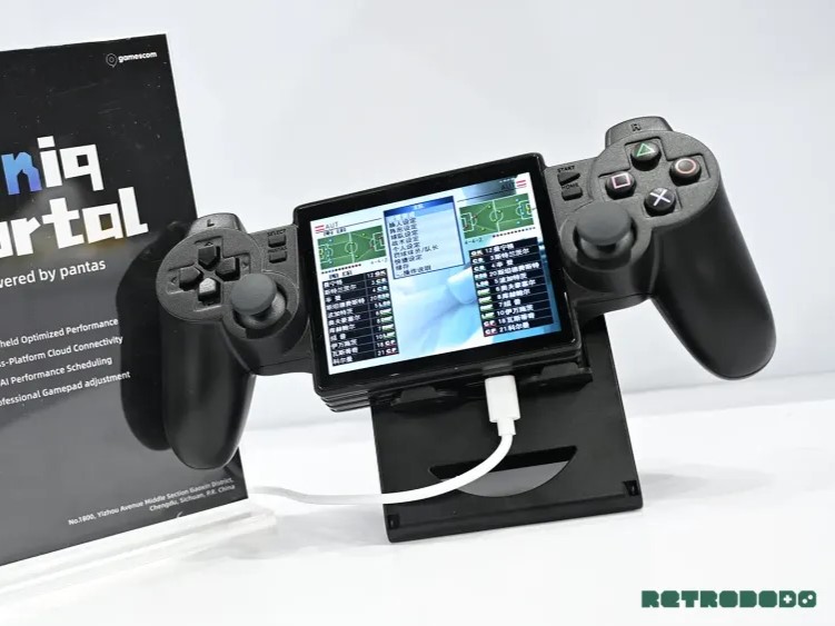 Urządzenie przenośne Yoniq Portal to kontroler DualShock 2 z wyświetlaczem