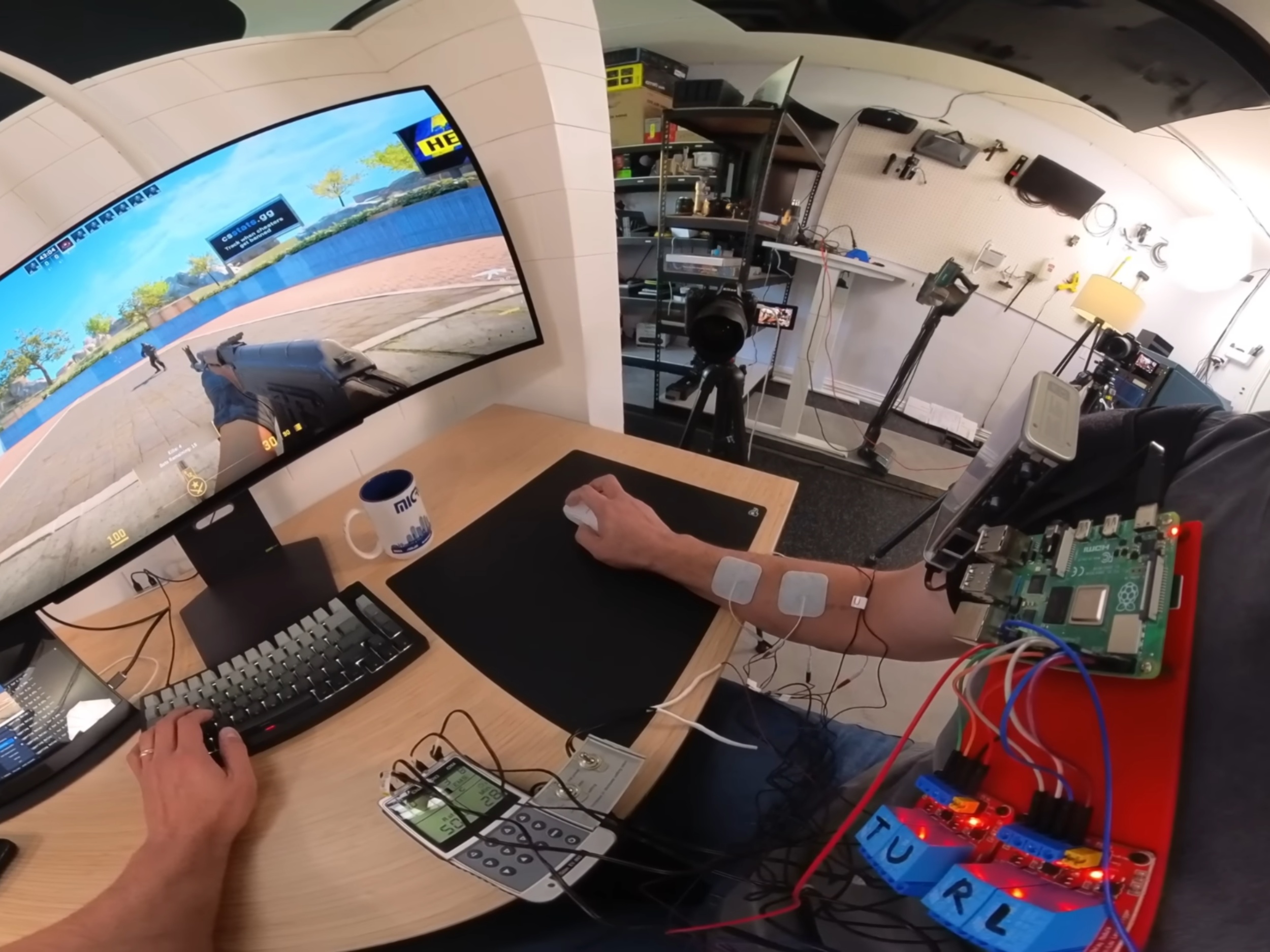 "Rezultaty były szokujące" - YouTuber buduje elektrowstrząsowego aimbota, który kontroluje jego mięśnie i osiąga poziom zawodowca