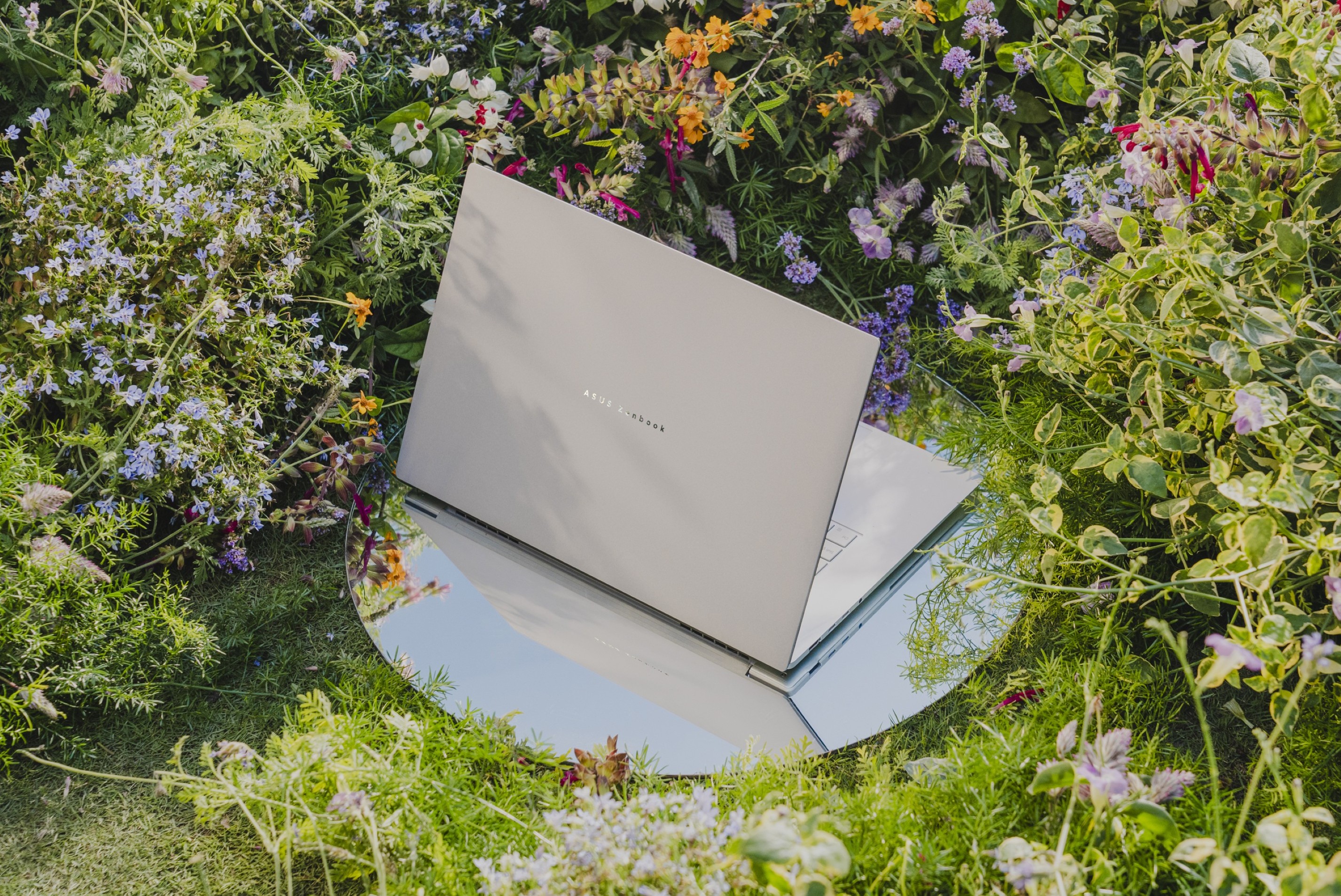 Asus ogranicza geograficznie topowy Core Ultra X Zenbook S14 i niektóre SKU Zenbook S16