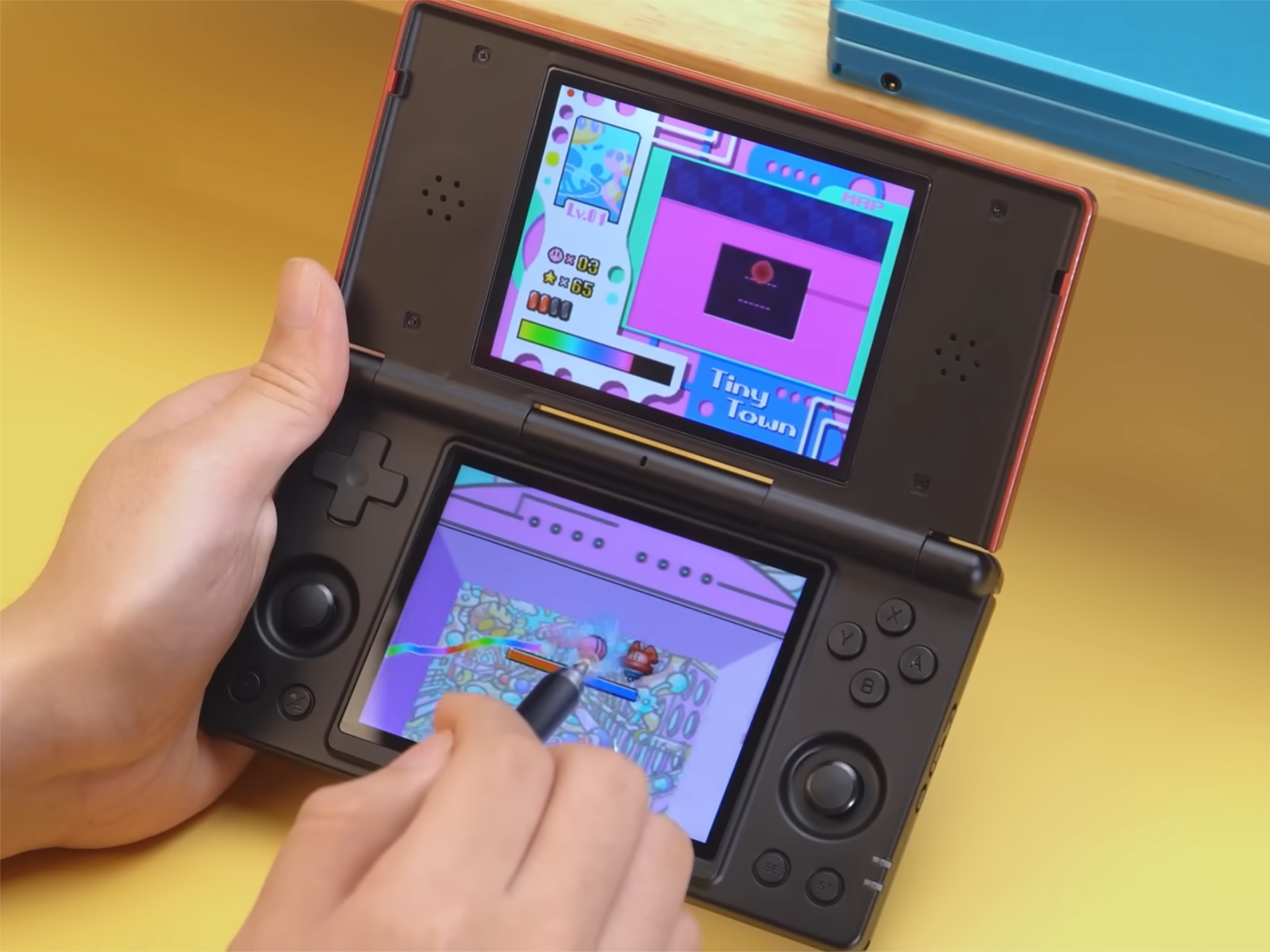 Anbernic RG DS: Wczesny materiał z rozgrywki pokazuje, iż dwuekranowy handheld do gier o wartości poniżej 100 USD emuluje gry Nintendo DS i Nintendo 3DS z obsługą rysika