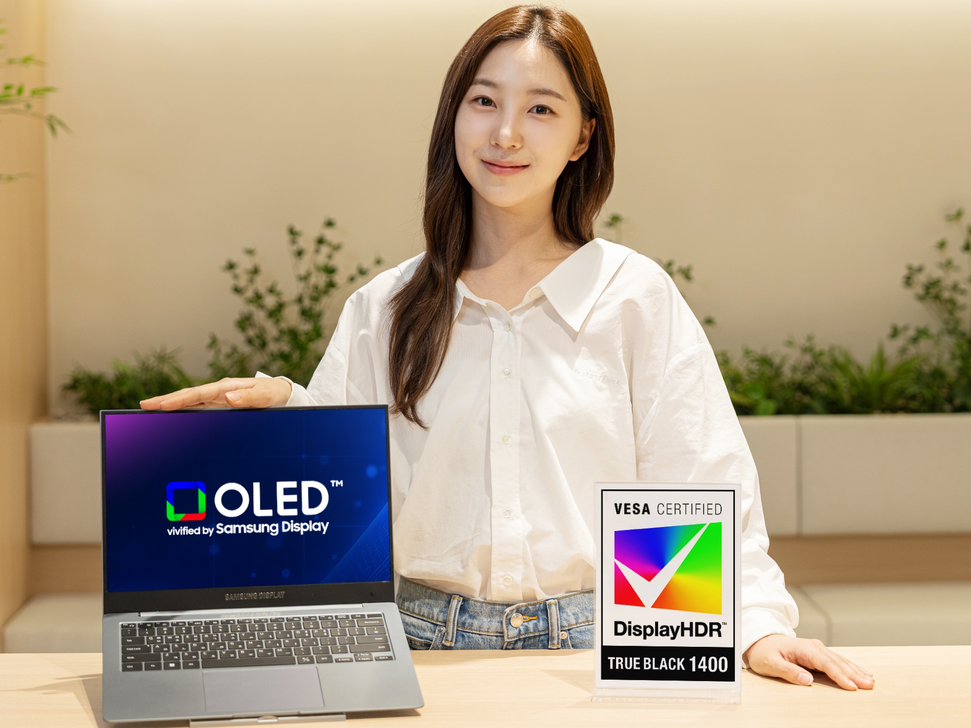 Firma Samsung ogłasza wprowadzenie paneli OLED typu tandem o jasności 1 600 nitów do laptopów nowej generacji