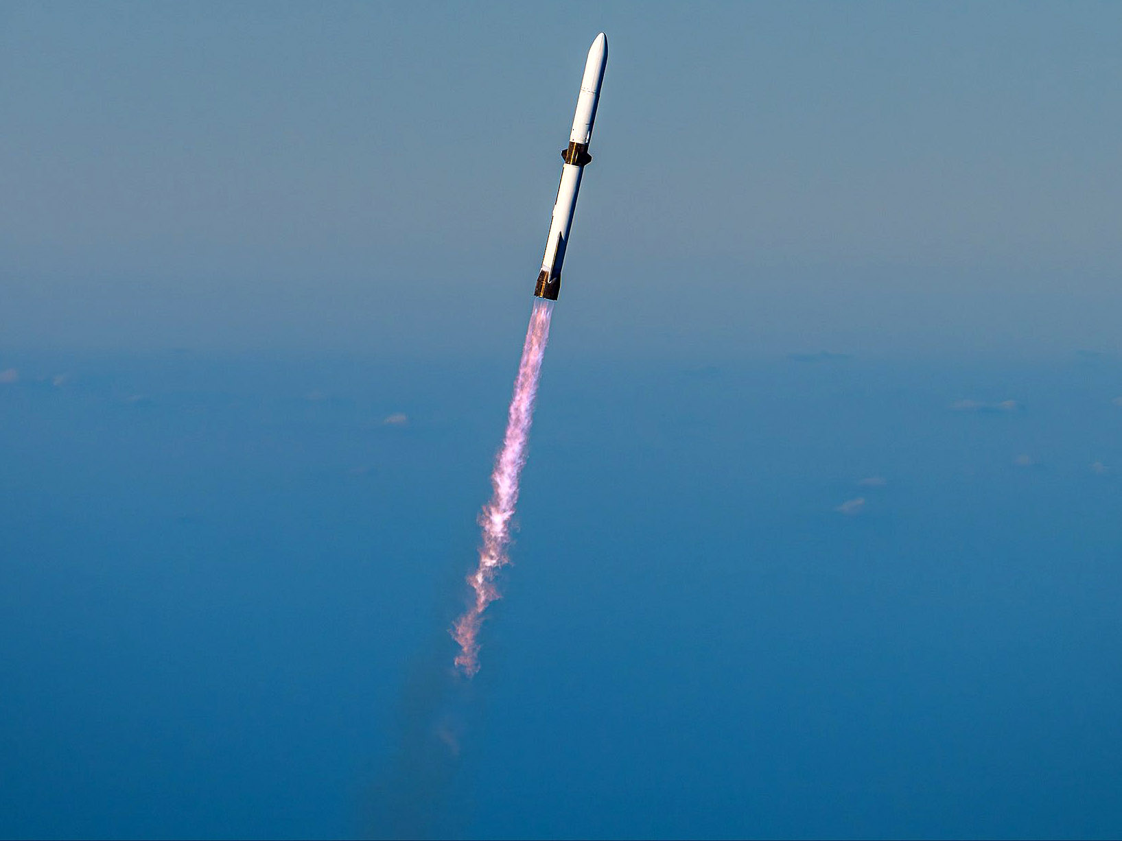 Jeff Bezos pokonuje Elona Muska w misji na Marsa, gdy Blue Origin ląduje rakietą wielokrotnego użytku dziesięć lat po SpaceX