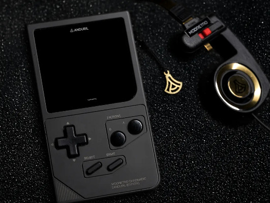 ModRetro ogłasza wersję retro handhelda Chromatic wykonaną z materiałów używanych w wojskowych dronach