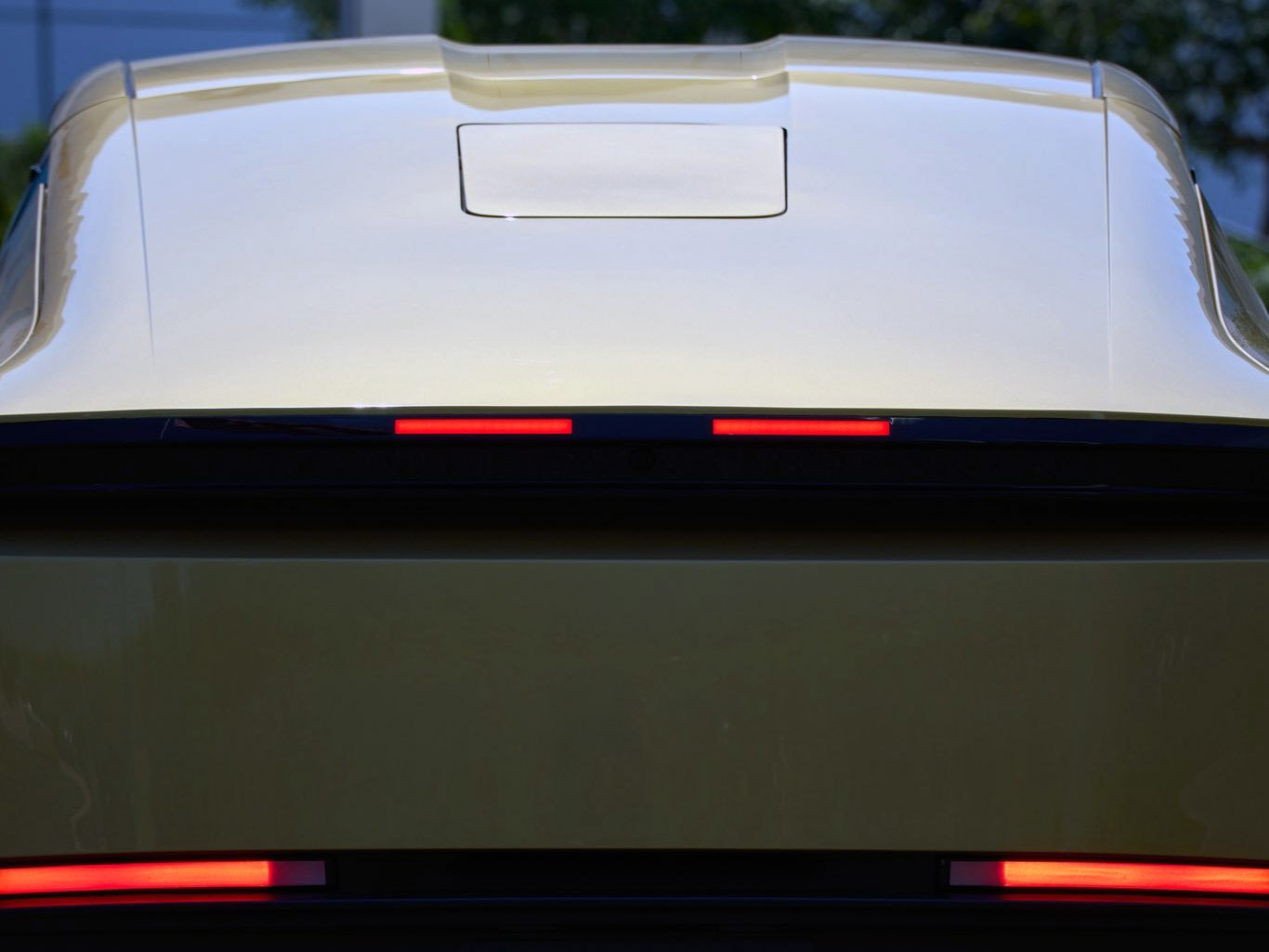 Podczas wydarzenia premierowego Tesla Cybercab zaprezentuje bezpedałową taksówkę autonomiczną wyposażoną w antenę Starlink