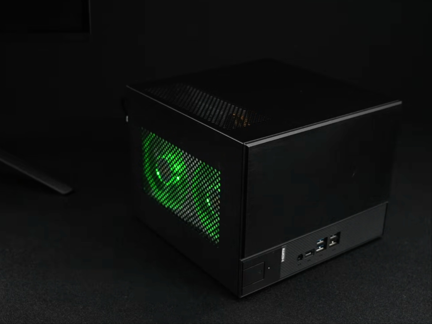 Komputer PC inspirowany Steam Machine za około 600 USD zapewnia solidną wydajność w grach AAA