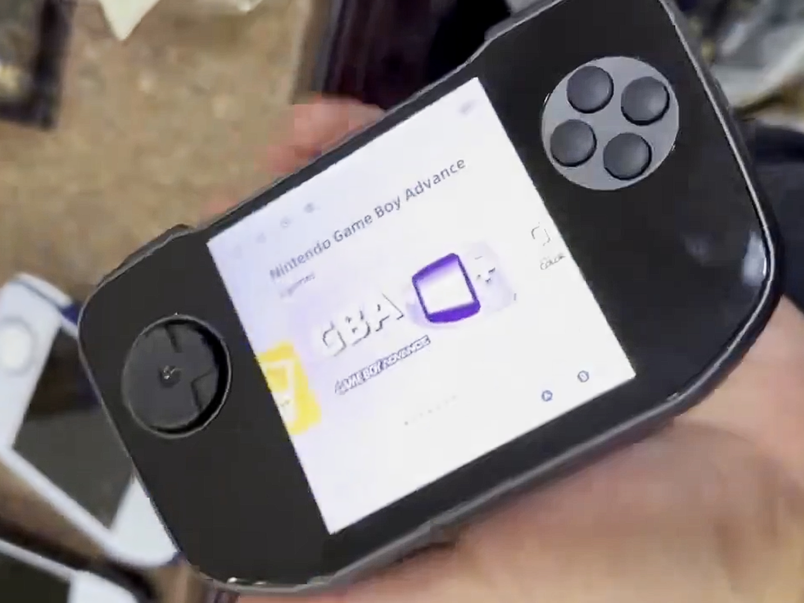 GameMT E3 zaprezentowany jako niezwykły handheld do gier retro z fizycznym slotem na kartridż Game Boy Advance