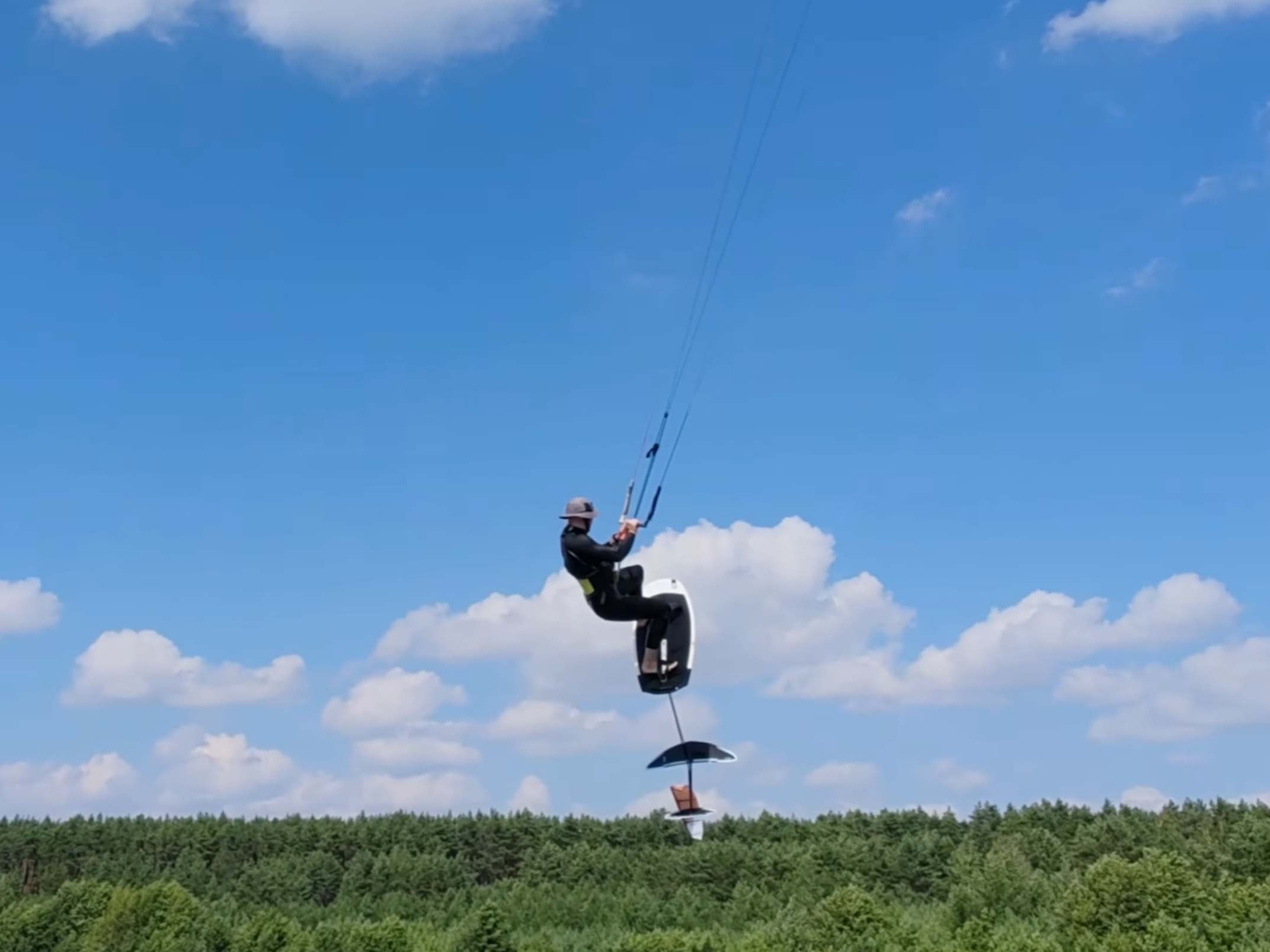 Recenzja HoverAir Aqua: Jak sprawuje się ten wodoodporny dron 4K podczas uprawiania foilboardingu