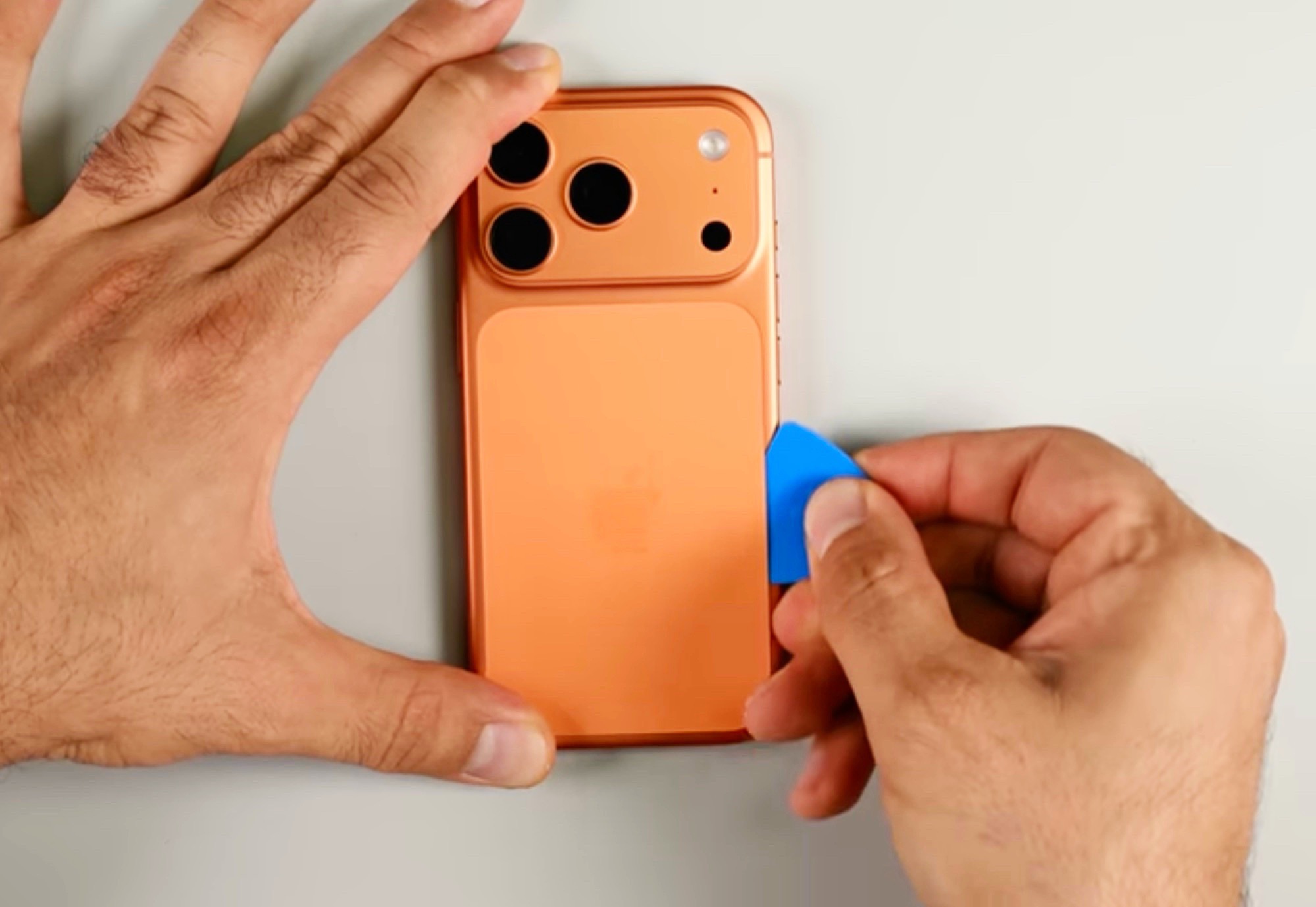 Wyciek kodu sugeruje, iż iPhone firmy Apple będzie wyposażony w wiele baterii