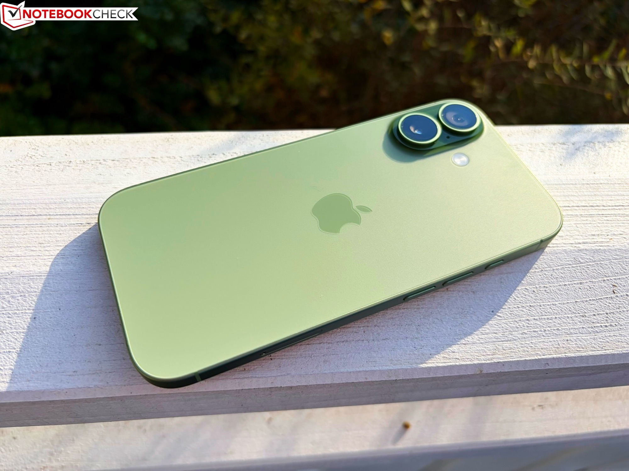 Apple iPhone 17 jest najpopularniejszym telefonem na świecie, a Samsung Galaxy S26 Ultra nadrabia straty.