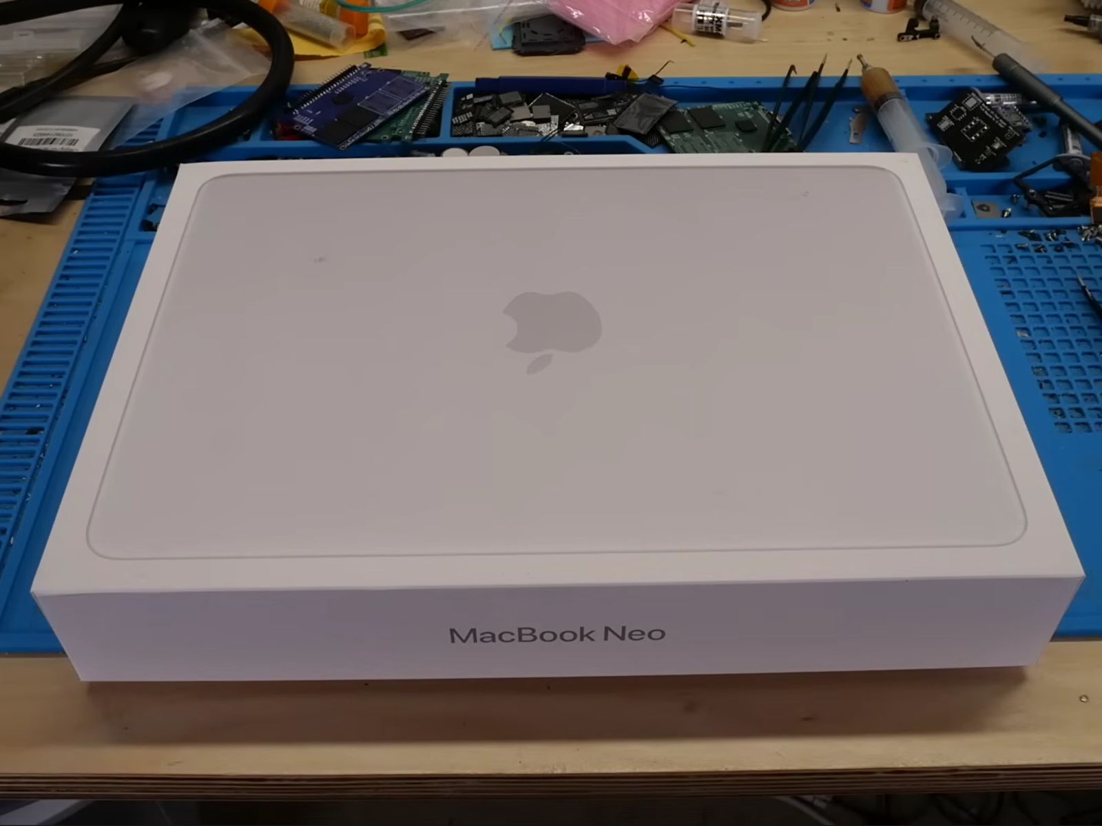 Ten zmodyfikowany MacBook Neo to wersja Apple, której nigdy nie wyprodukowano