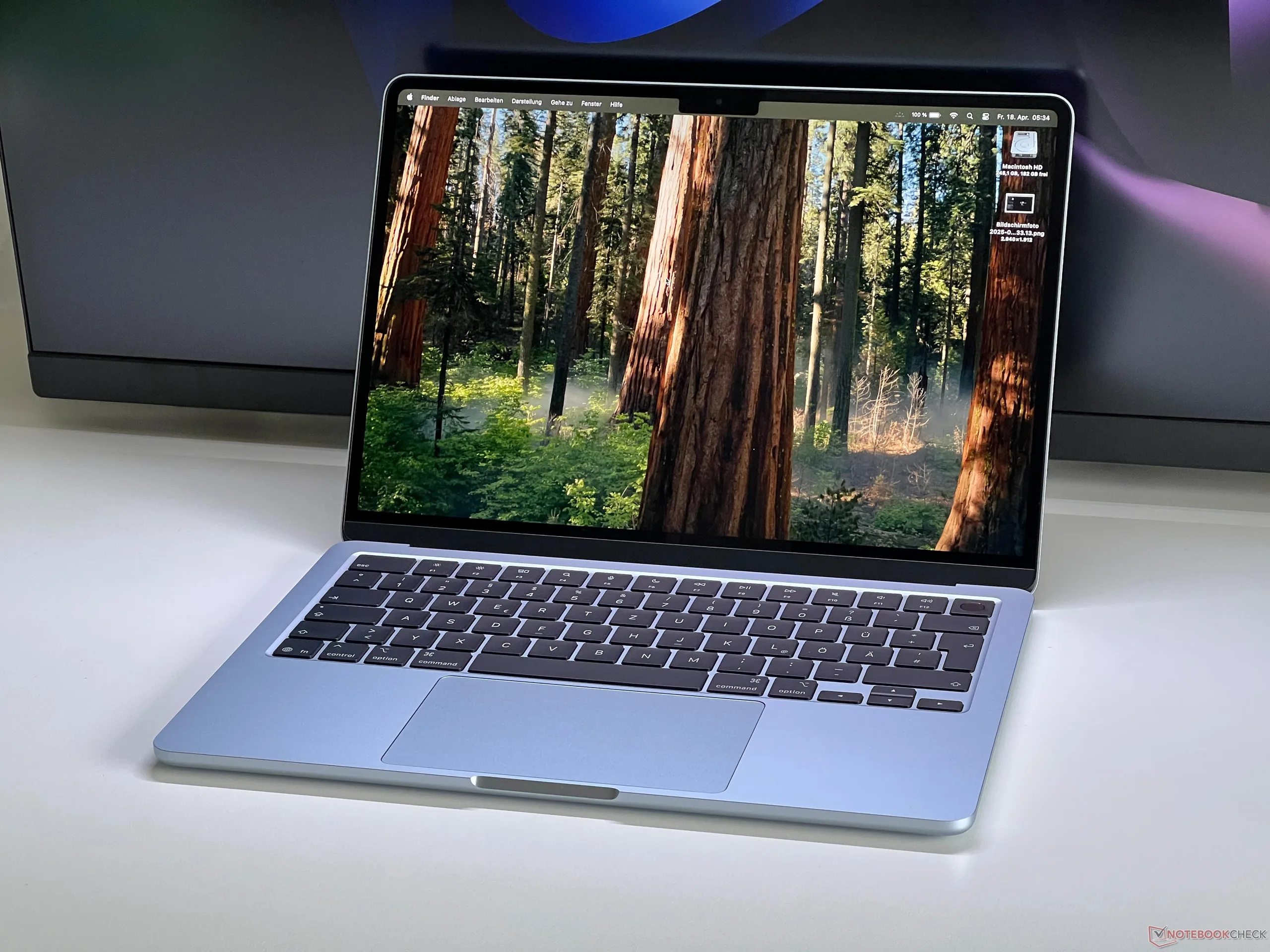MacBook Air czeka wielotygodniowy niedobór, a firma Apple kieruje nabywców ku modelowi MacBook Pro