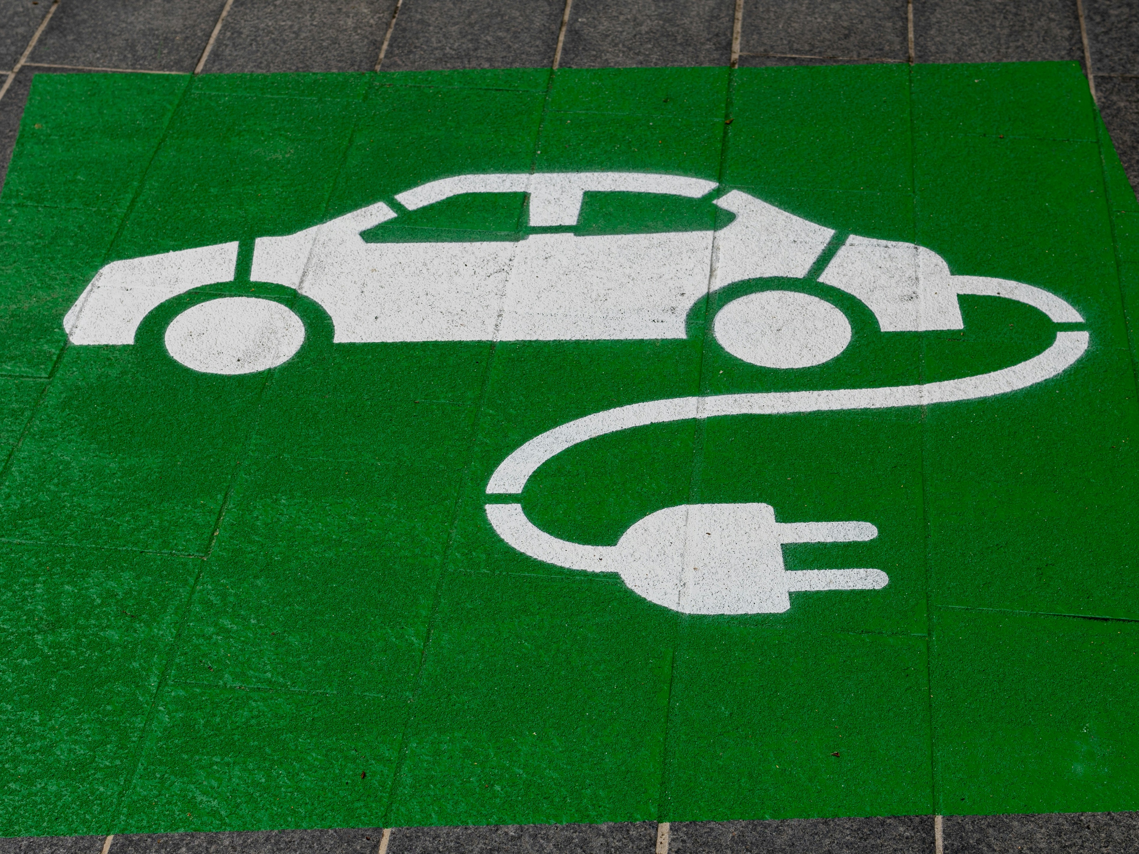 Sprzedaż samochodów elektrycznych w Stanach Zjednoczonych odnotowała ożywienie w związku z gwałtownym wzrostem cen benzyny; Kalifornia wprowadza ulgę w wysokości 3 500 dolarów