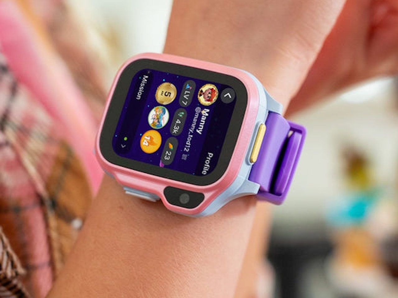 Smartwatch dla dzieci myFirst Fone S4 jest wyposażony w kartę eSIM, wyświetlacz OLED o przekątnej 1,65 cala, funkcję grupowych rozmów wideo, odtwarzacz MP3 oraz funkcje monitorowania aktywności i lokalizacji