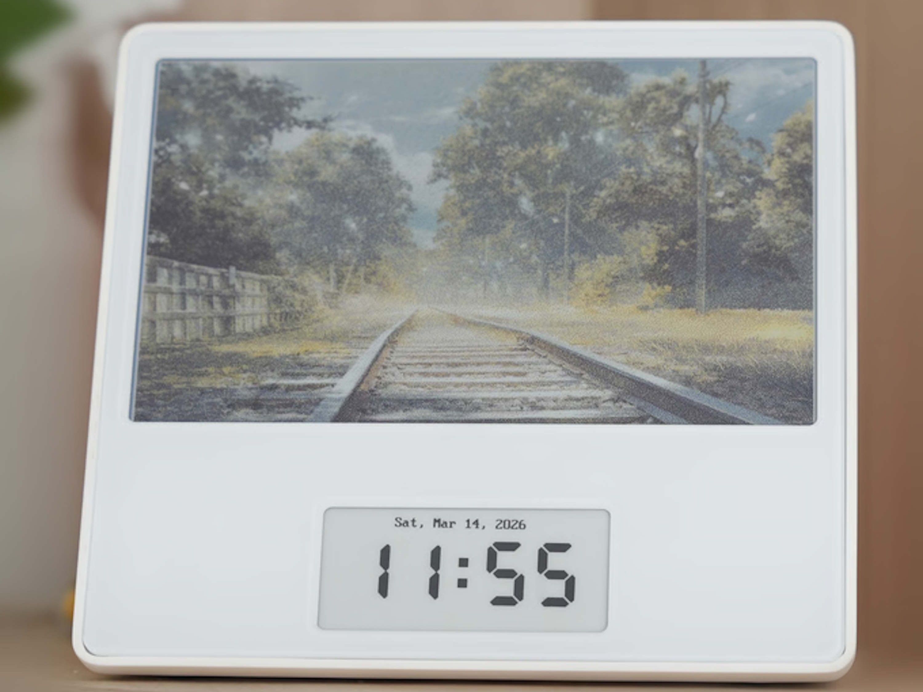 Nie są potrzebne żadne kable: Dwa wyświetlacze e-ink mogą wyświetlać kolorowe obrazy i godzinę