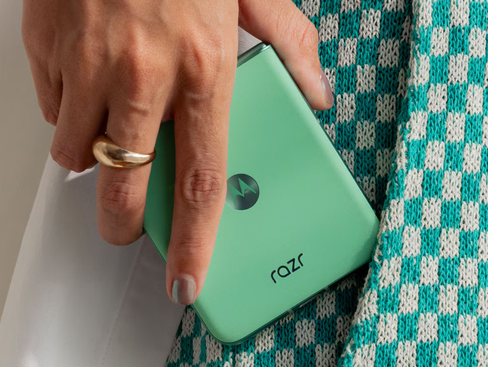 Nowa składana klapka wprowadzana na całym świecie w efektownych kolorach i wykończeniach