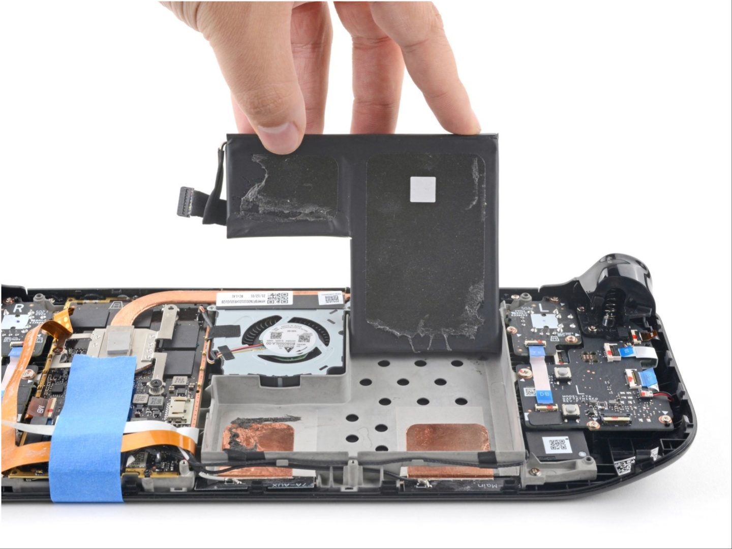 IFixit potwierdza, iż konsola Steam Deck charakteryzuje się wysoką naprawialnością wyświetlacza LCD – to świetna wiadomość