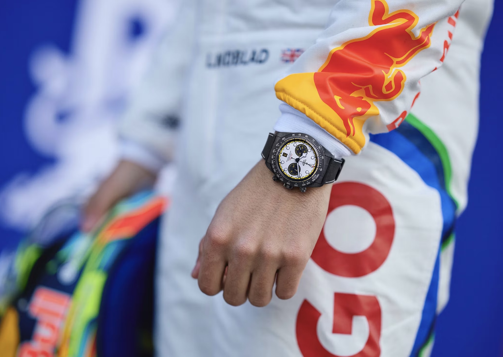 Tudor wprowadza nowy chronograf z włókna węglowego z malowaniem inspirowanym Racing Bulls