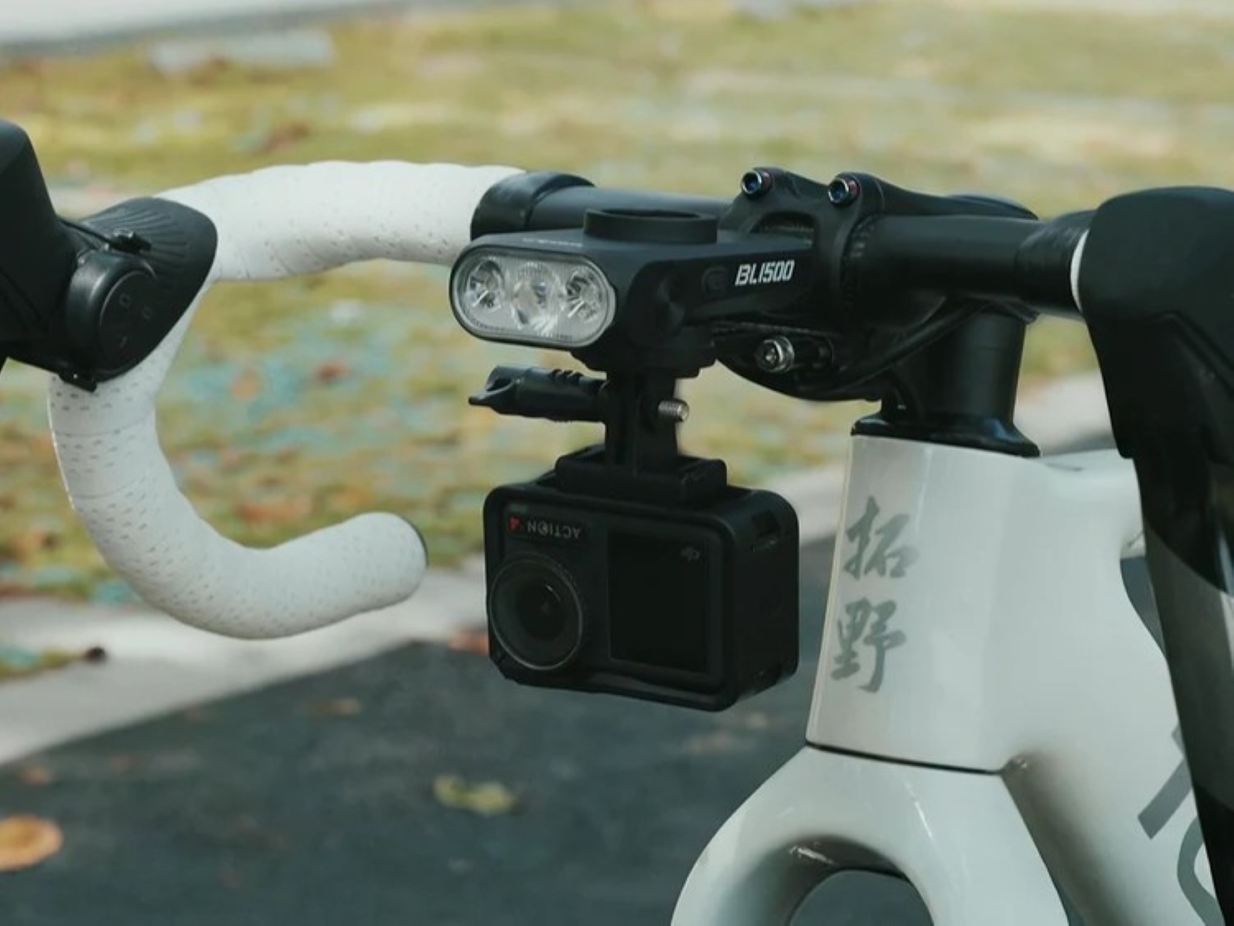 Firma Towild przedstawia nowe światło rowerowe, które montuje się pod komputerem rowerowym