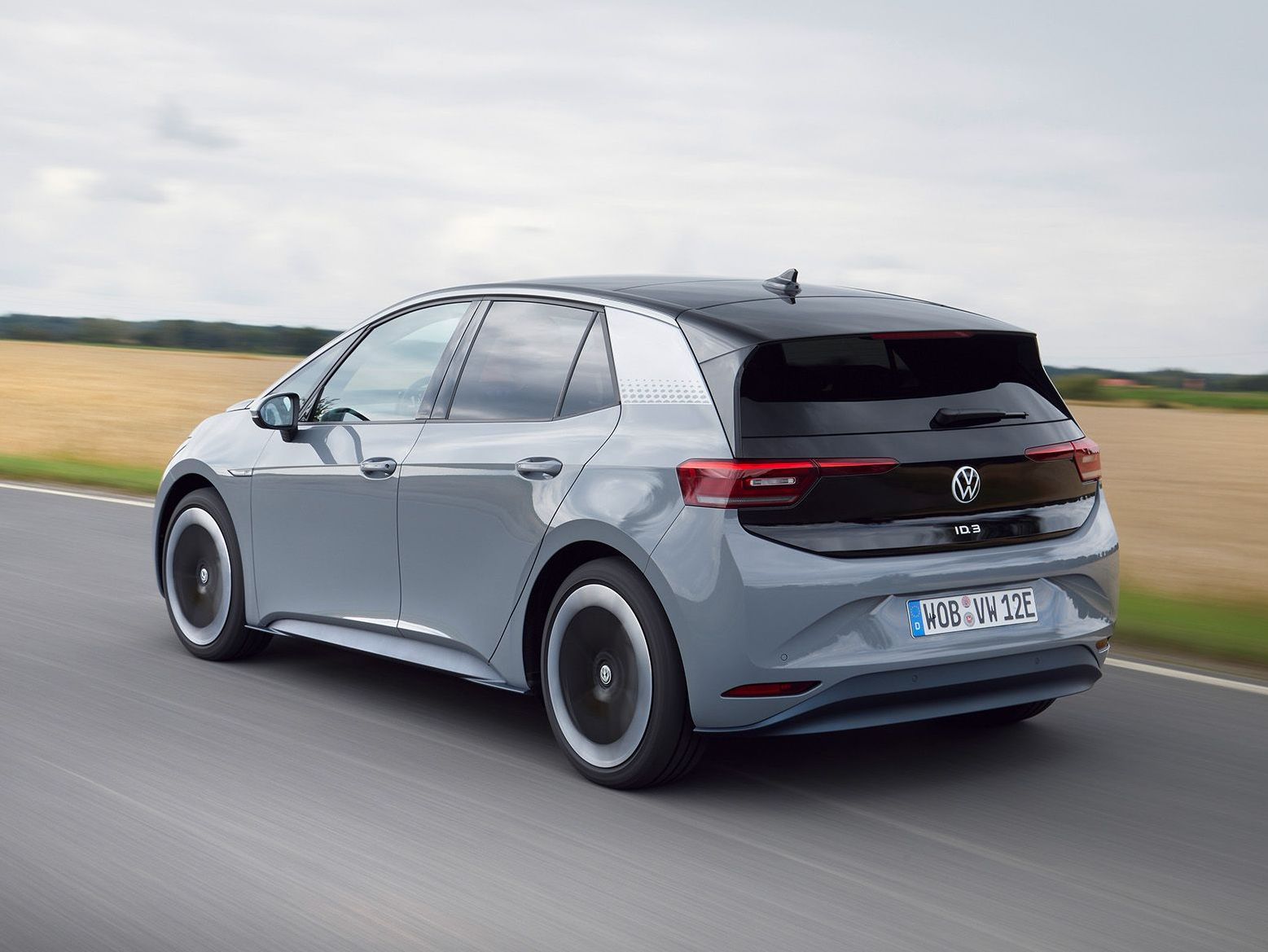 Sprzedaż używanych pojazdów elektrycznych rośnie, ponieważ rosnące koszty paliwa powodują gwałtowny wzrost popytu