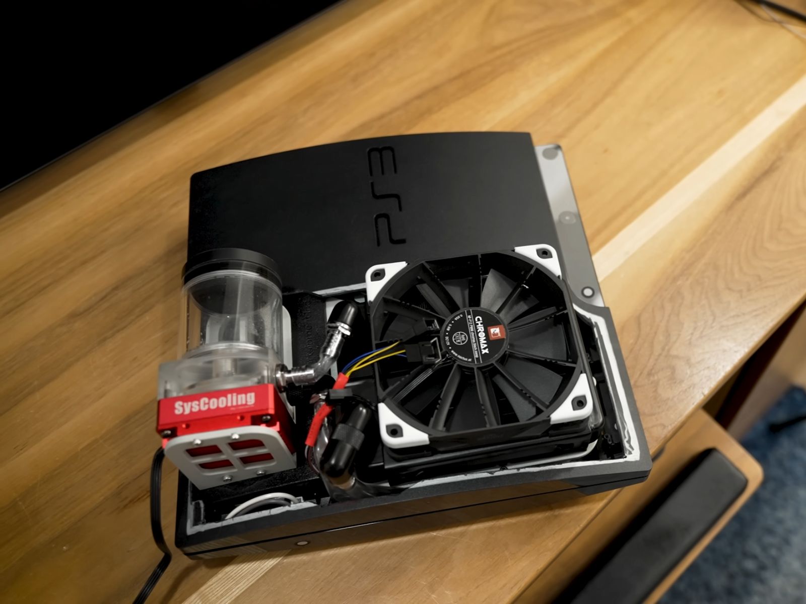Ten chłodzony cieczą, zmodyfikowany "PS3 Pro" z podkręconym GPU uruchamia Gran Turismo 6 przy 60 FPS