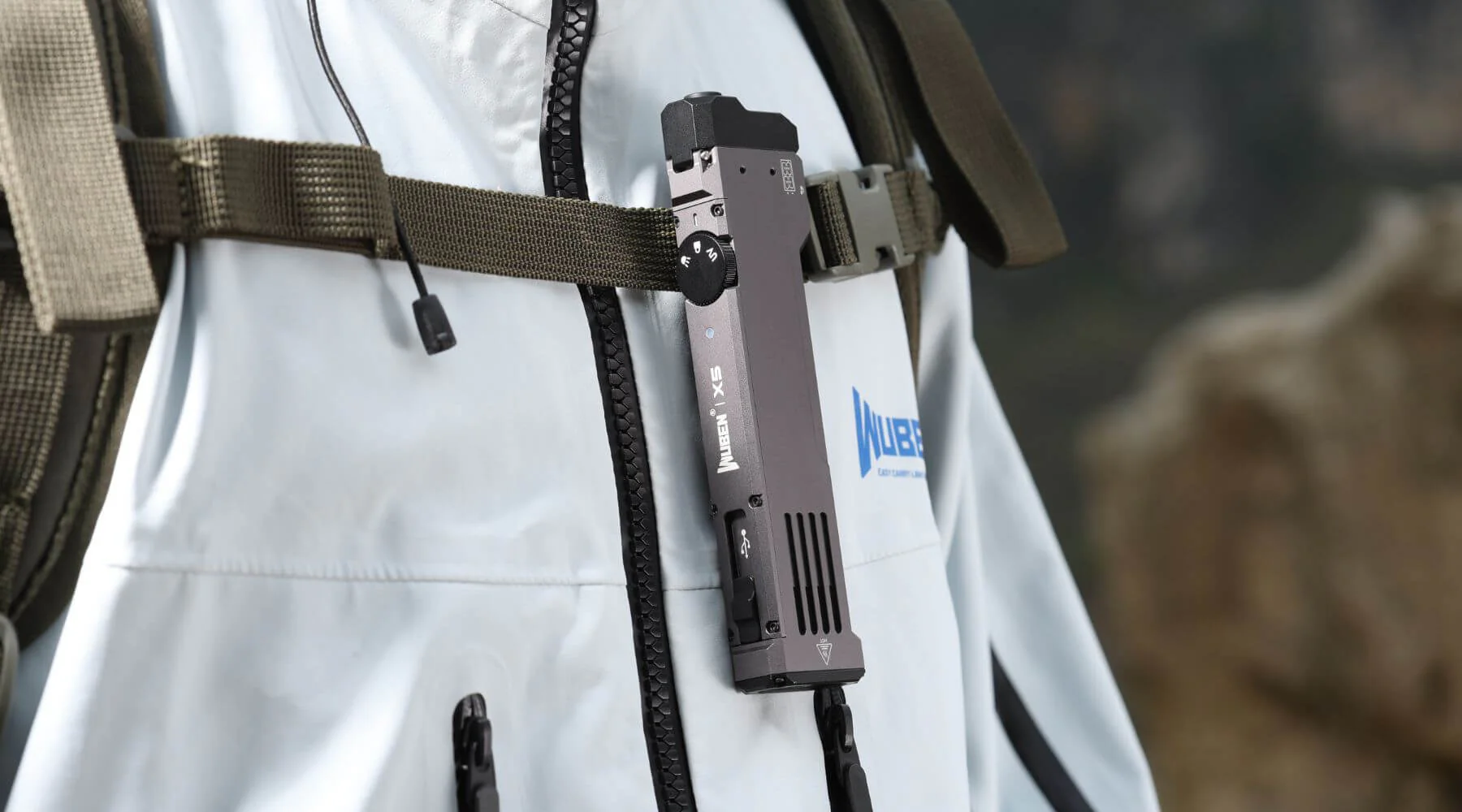 Wuben X5: Płaska latarka USB-C ze światłem UV, laserowym i białym działa z wymiennym akumulatorem lub bateriami AAA
