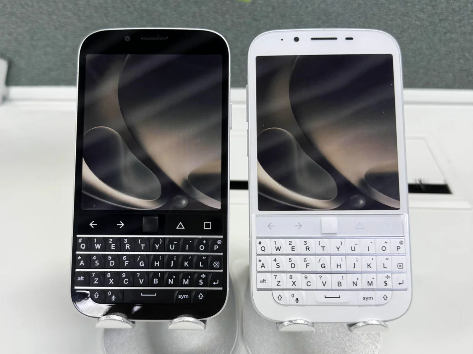 Q27: Prototypy przypominające wyglądem BlackBerry zaprezentowane przed premierą w 2026 r