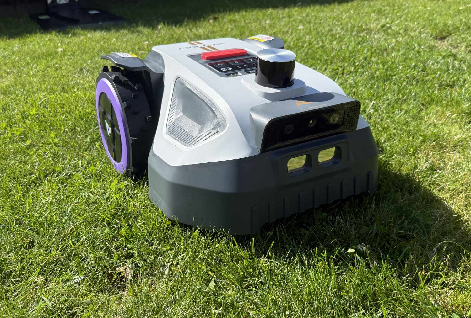 Wyjątkowo niezawodny system czterokierunkowej nawigacji w kompaktowej kosiarkach automatycznej: recenzja modelu Anthbot M9 Pro