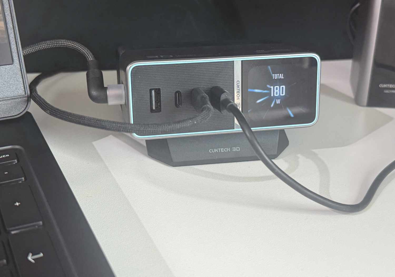 Ładuje laptopy o mocy do 300 W: recenzja stacji ładującej Cuktech 30 Ultra