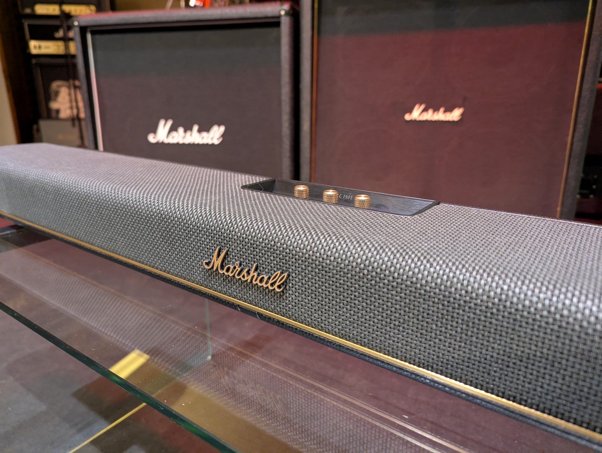 Podważenie trendu czarnego plastiku - pierwszy soundbar Marshalla, Heston 120 z Dolby Atmos, poddany testowi