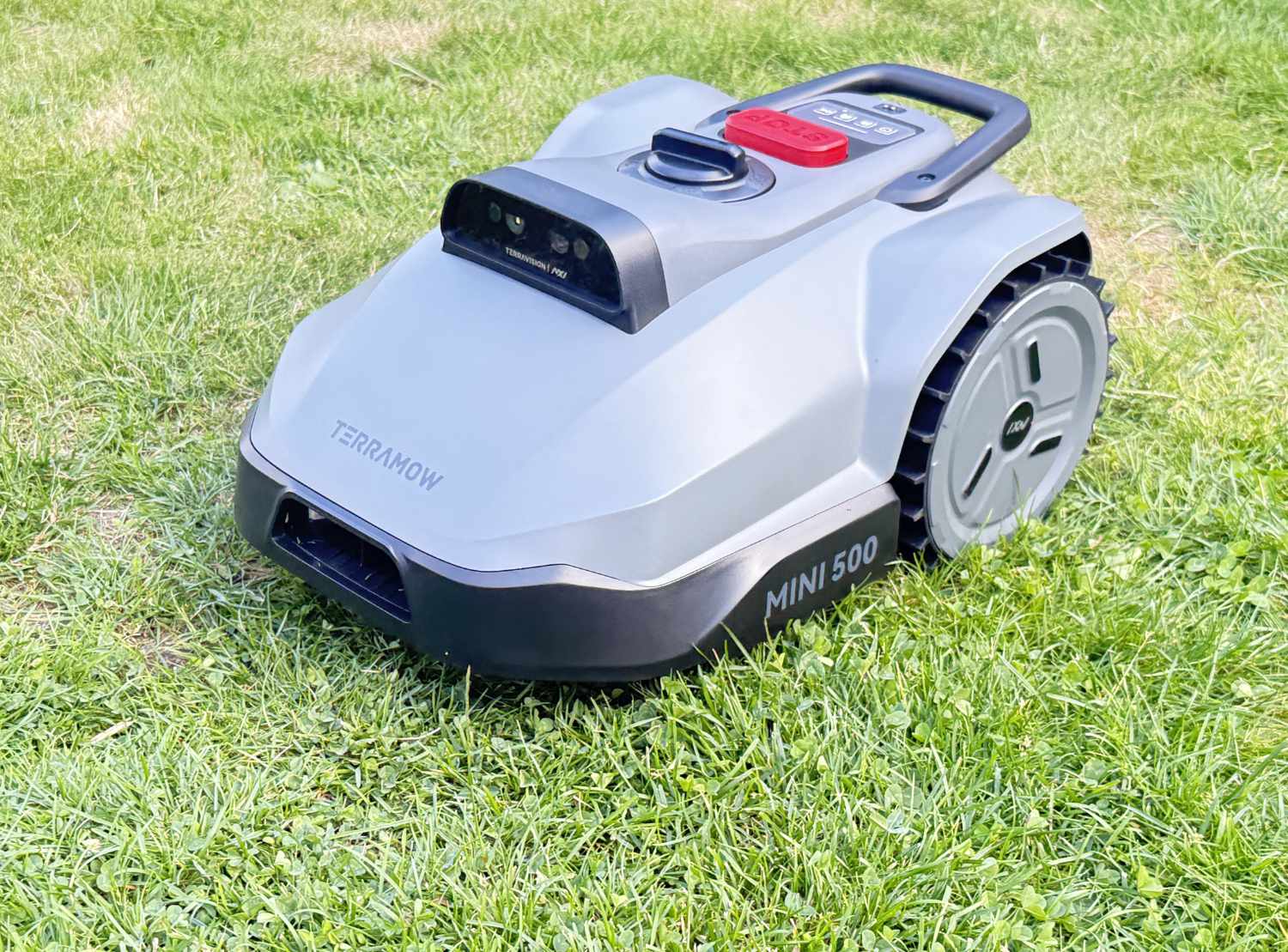 Mała kosiarka automatyczna do ogrodów miejskich: recenzja modelu TerraMow Mini 500