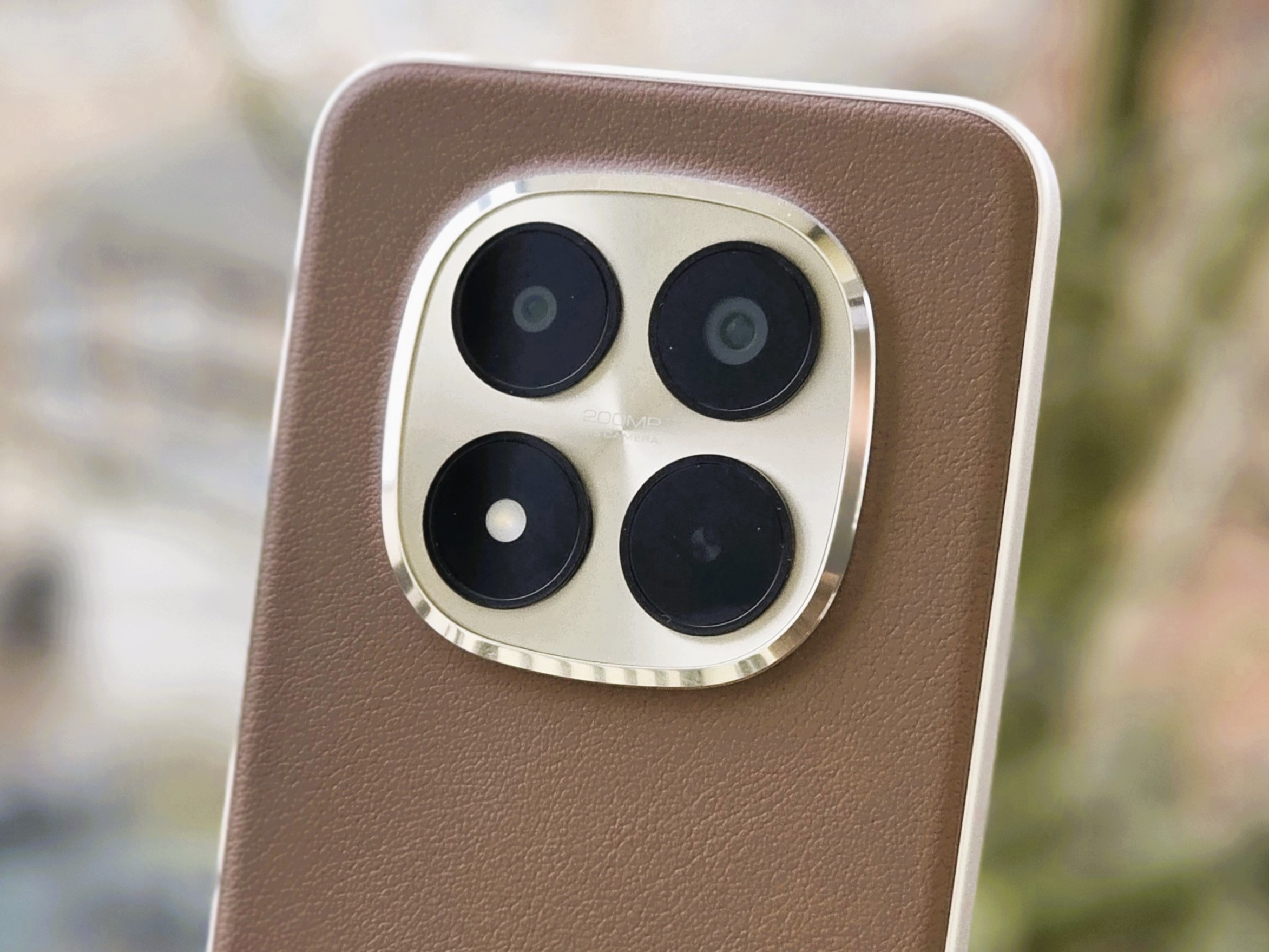 Jeden z najlepszych telefonów z aparatem ze średniej półki dzięki 200 MP? Xiaomi Redmi Note 15 Pro Plus vs Galaxy S25 Ultra