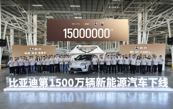 Rekord produkcji: BYD świętował wyprodukowanie 15-milionowego pojazdu New Energy Vehicle (NEV). Denza N8L zjechała z linii montażowej w fabryce Jinan w Chinach jako model jubileuszowy. (Zdjęcie: BYD)