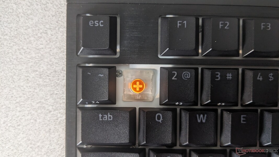 Pomarańczowe przełączniki dotykowe o niskim profilu w BlackWidow V4 HyperSpeed TKL