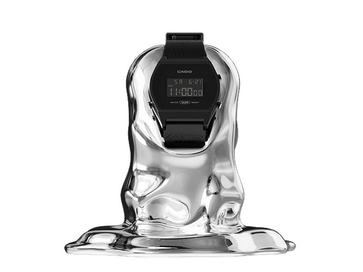 Zegarek cyfrowy Casio x GRAGG LW-204GRAGG-1BDF umieszczony na rzeźbiarskiej srebrnej podstawce na białym tle.