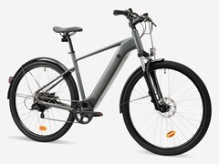 Decathlon wprowadził na rynek europejski rower elektryczny Rockrider E-ACTV 100 z wysoką ramą. (Źródło zdjęcia: Decathlon)