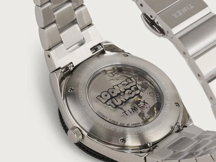 Widok z tyłu zegarka Timex Looney Tunes x M79 Automatic, ukazujący przeszklony dekiel, przez który widać mechanizm automatyczny, oraz umieszczone wokół niego oznaczenia Looney Tunes.