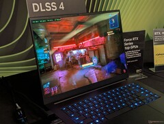 Razer Blade 16 na GDC 2025 uruchamiający Cyberpunk 2077 z aktywnym DLSS 4 (źródło obrazu: Notebookcheck)